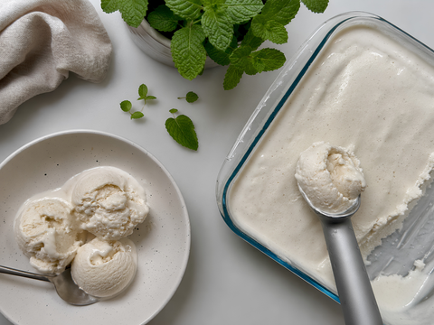 Cremiges Protein-Eis aus Skyr mit Vanille in einer Eisschale, garniert mit frischen Beeren.