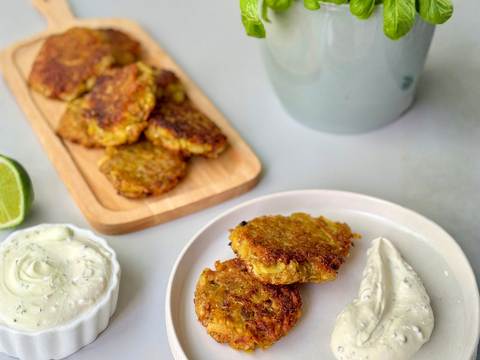 Knusprige Gemüse-Bratlinge aus dem Airfryer mit Kräuterquark auf einem Teller angerichtet.
