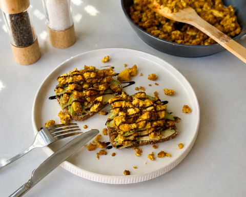 Veganes Rührei aus Tofu mit Kräutern in einer Pfanne, serviert als pflanzliche Frühstücksalternative.
